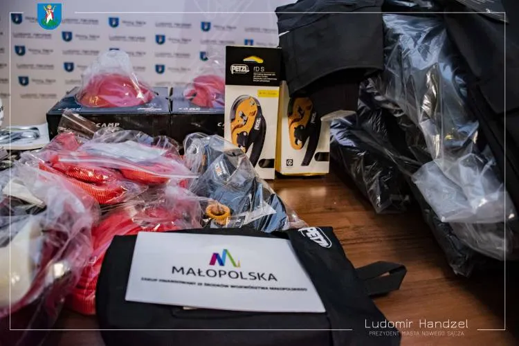 Prezydent przekazał nowy sprzęt dla OSP GRS Nowy Sącz