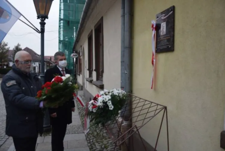 Stary Sącz: Przy ul. Daszyńskiego 7 odsłonięto tablicę upamiętniającą 100. rocznicę bohaterskiej śmierci por. Władysława Świebockiego