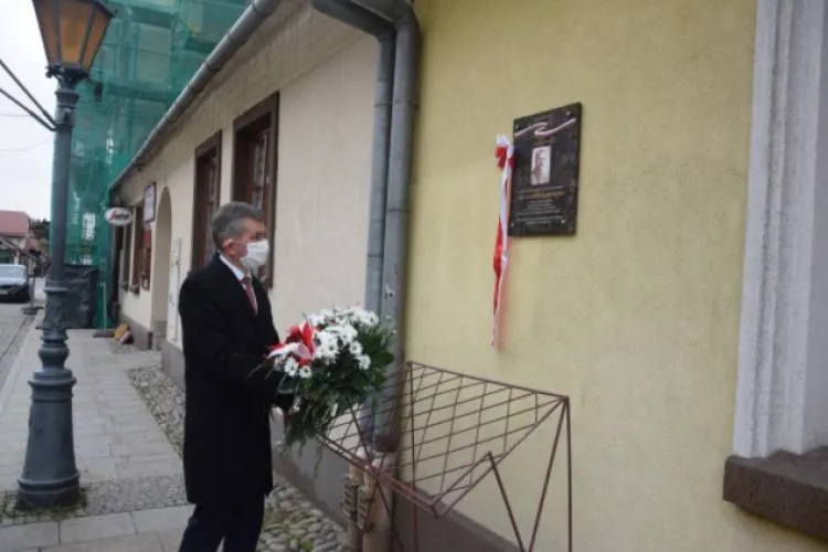 Stary Sącz: Przy ul. Daszyńskiego 7 odsłonięto tablicę upamiętniającą 100. rocznicę bohaterskiej śmierci por. Władysława Świebockiego
