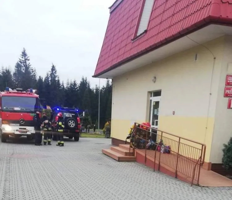 Alarm bombowy w Zespole Szkół i Przedszkoli nr 2 w Kasinie Wielkiej