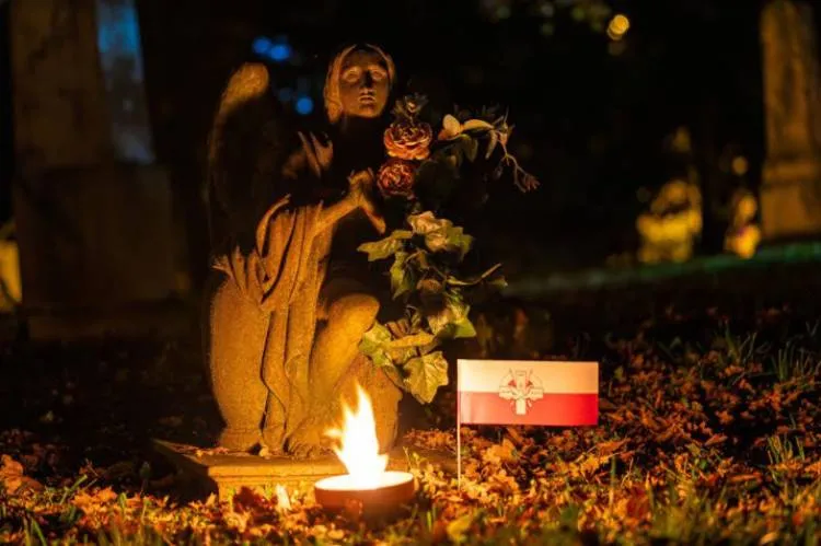 Ocalmy Stary Cmentarz: Ruszyła zbiórka pieniędzy na renowację zabytkowych nagrobków