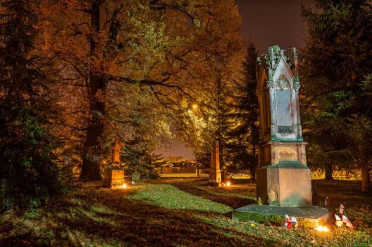 Ocalmy Stary Cmentarz: Ruszyła zbiórka pieniędzy na renowację zabytkowych nagrobków