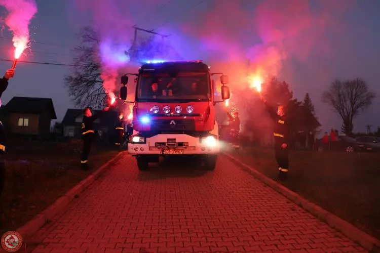 Druhowie z OSP Mogilno mają nowy wóz strażacki