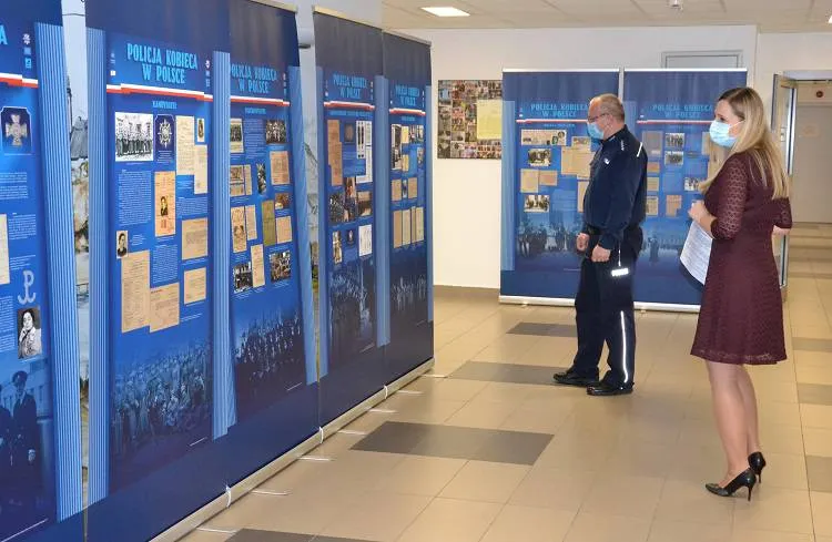 W sądeckiej komendzie można oglądać wystawę pt. „POLICJA KOBIECA W POLSCE”