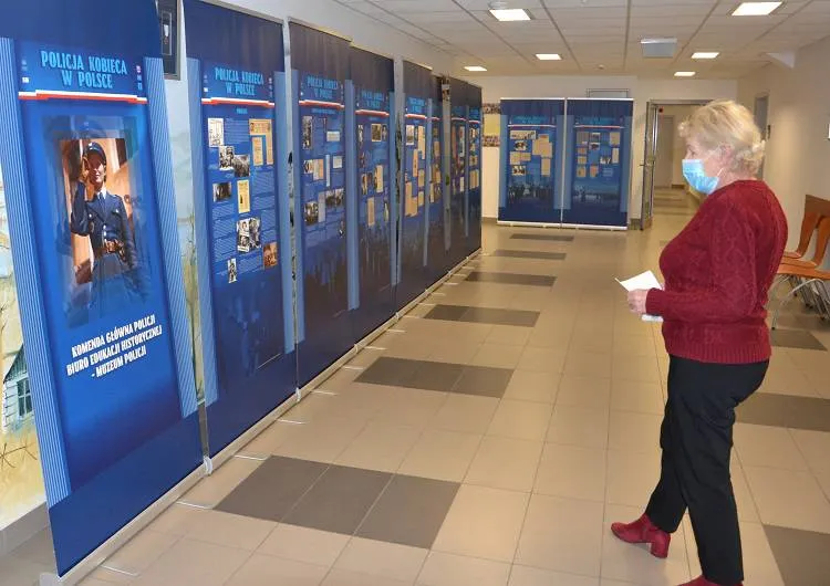 W sądeckiej komendzie można oglądać wystawę pt. „POLICJA KOBIECA W POLSCE”