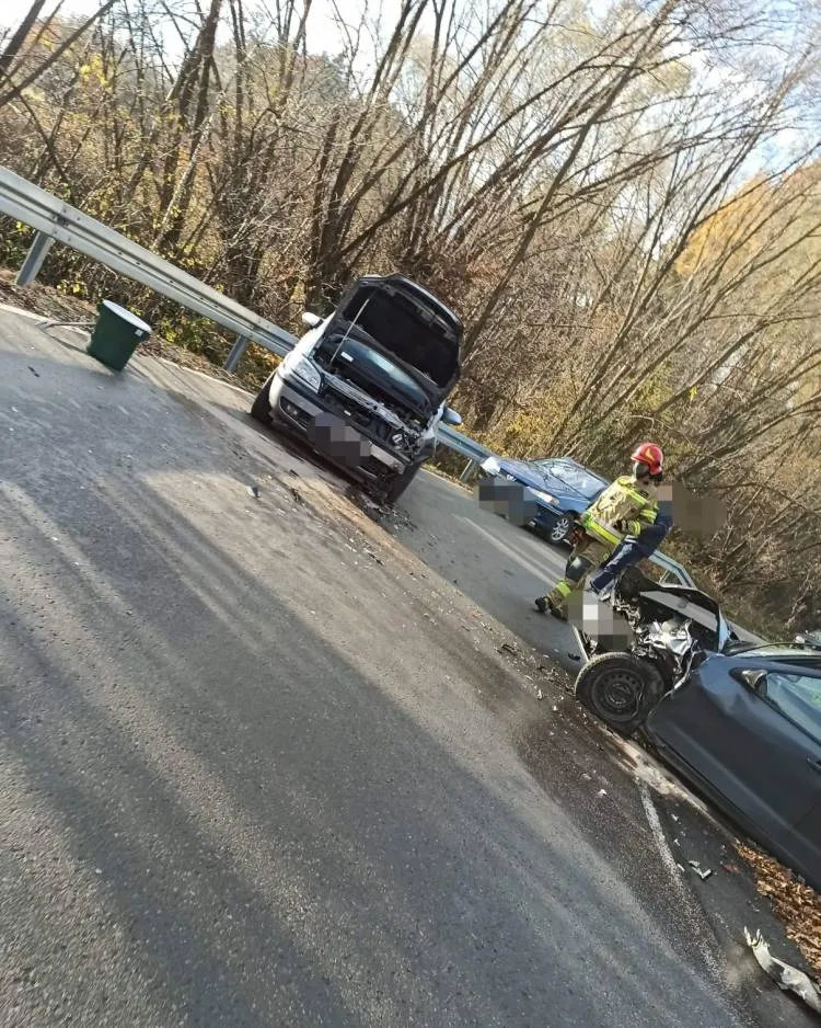 Czołowe zderzenie dwóch osobówek w Gostwicy