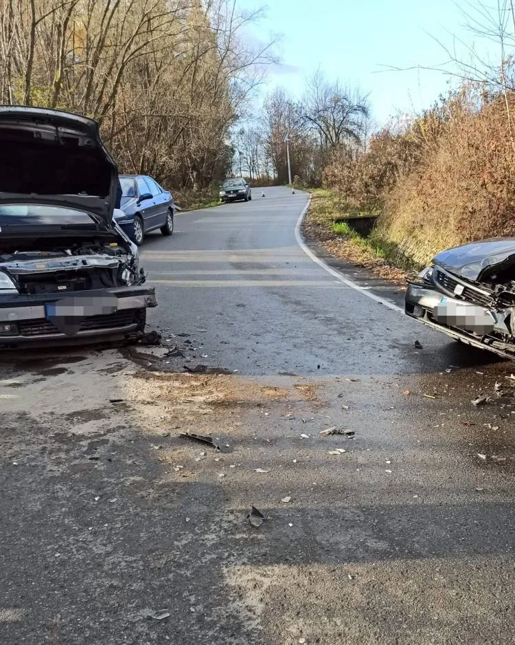 Czołowe zderzenie dwóch osobówek w Gostwicy