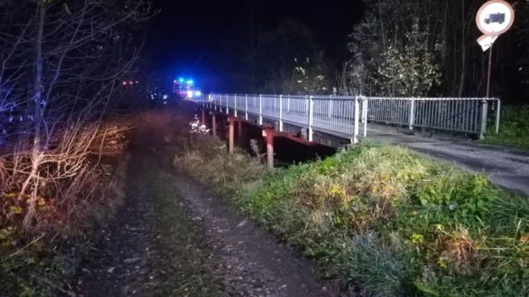 Jadamwola/Czarny Potok: Samochód osobowy zjechał z jezdni i wpadł pod most