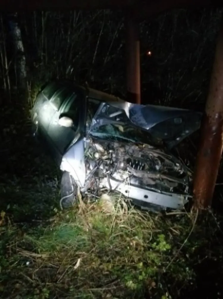 Jadamwola/Czarny Potok: Samochód osobowy zjechał z jezdni i wpadł pod most