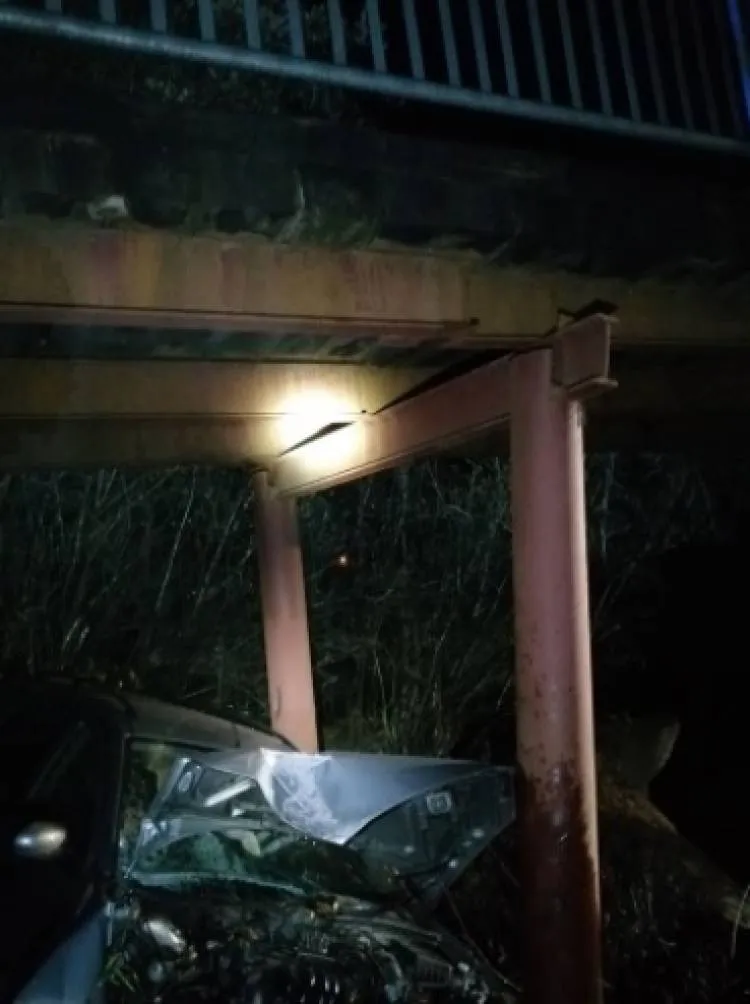 Jadamwola/Czarny Potok: Samochód osobowy zjechał z jezdni i wpadł pod most