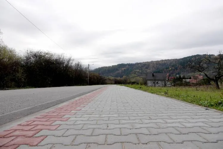 Prawie 2 kilometry nowego asfaltu na drodze Obidza-Brzyna