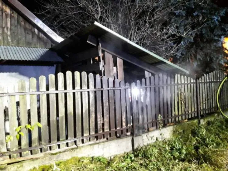 Pożar przybudówki z drewnem w Barcicach Dolnych