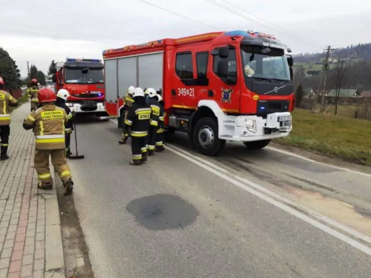 Kraksa dwóch aut w Kąclowej. Wśród pasażerów dziecko