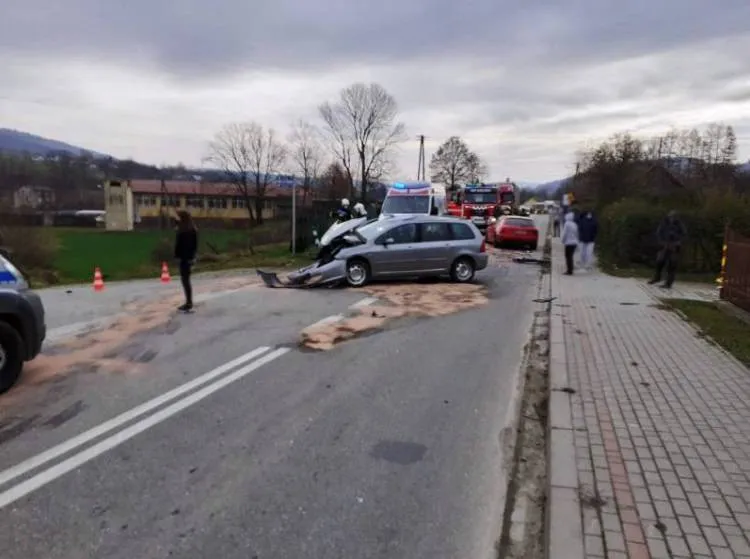 Kraksa dwóch aut w Kąclowej. Wśród pasażerów dziecko