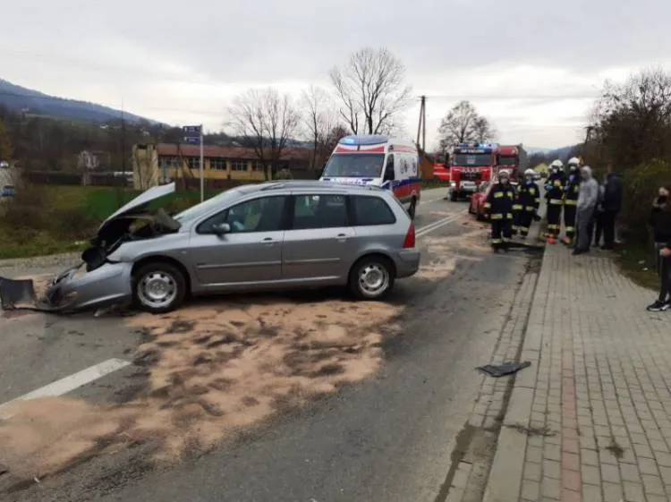 Kraksa dwóch aut w Kąclowej. Wśród pasażerów dziecko