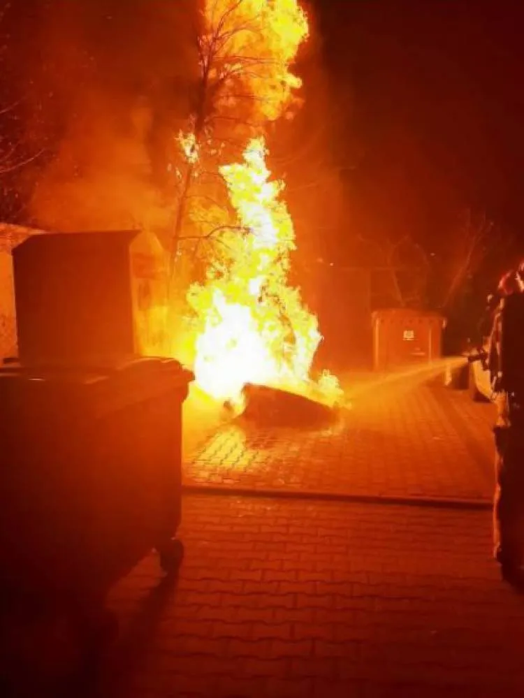 Nowy Sącz: 24 listopada strażacy gasili kilka pożarów pojemników na śmieci
