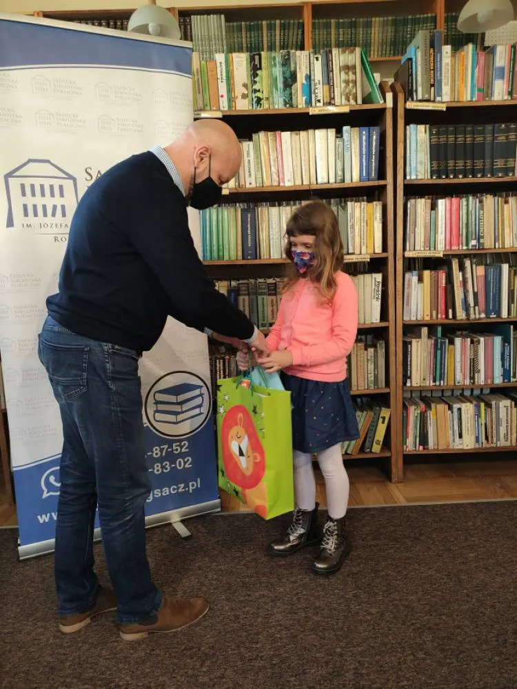 Sądecka Biblioteka Publiczna nagrodziła laureatów Konkursu „Mój ulubiony bohater literacki” Nowy Sącz