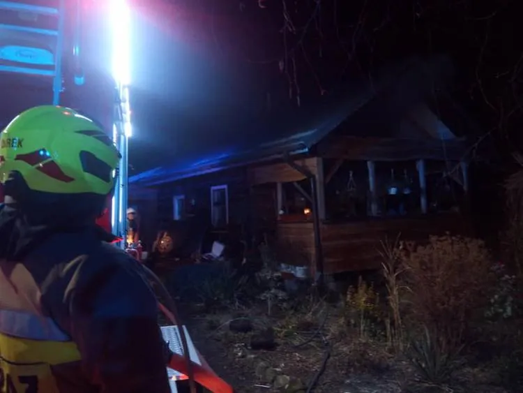 Binarowa: Strażacy gasili pożar drewnianego domu