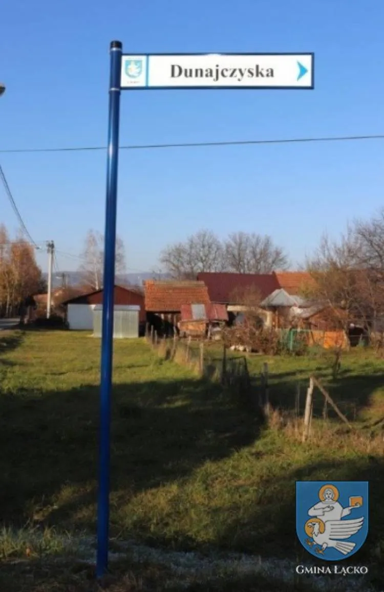 Łącko: We wszystkich miejscowościach gminy pojawiają się nowe tabliczki z oznakowaniem nazw przysiółków