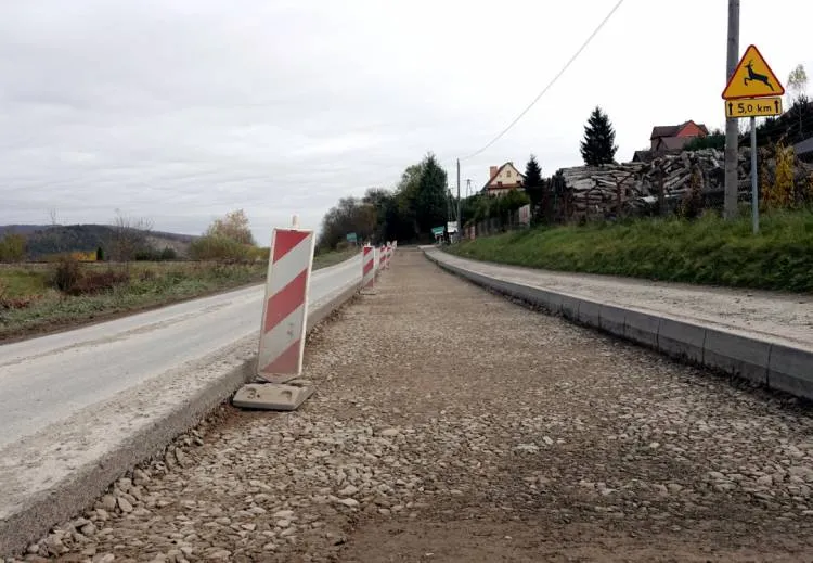Trwają intensywne prace przy modernizacji dróg powiatowych Powiat nowosądecki
