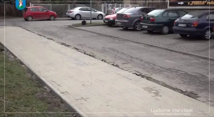 Trwają prace przy remoncie chodnika na ul. Tuwima