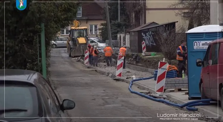 Trwają prace przy remoncie chodnika na ul. Tuwima