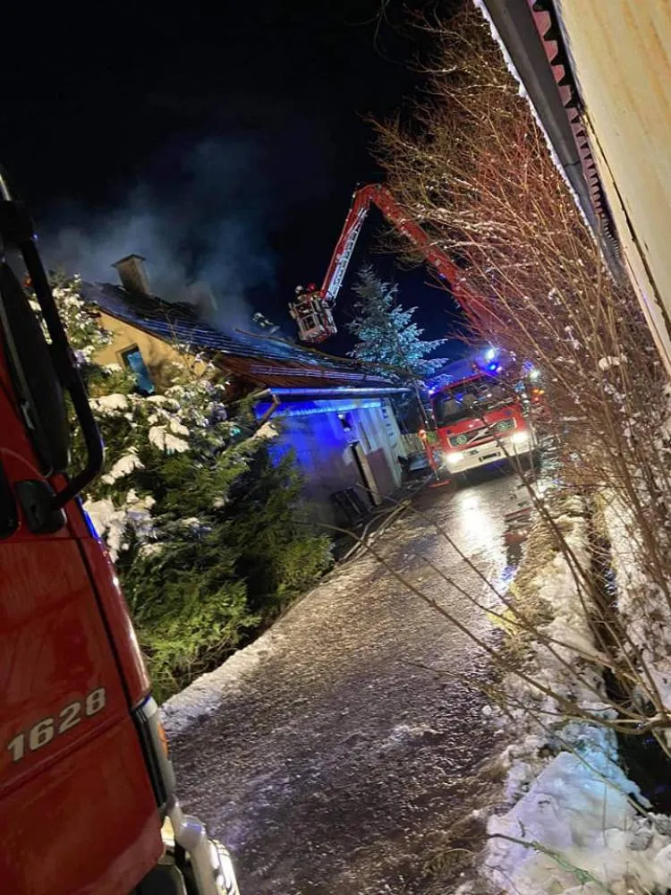 Groźny pożar w Podobinie. Płonął piętrowy dom
