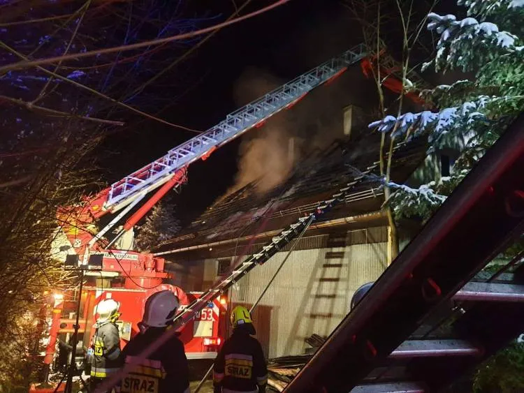 Groźny pożar w Podobinie. Płonął piętrowy dom