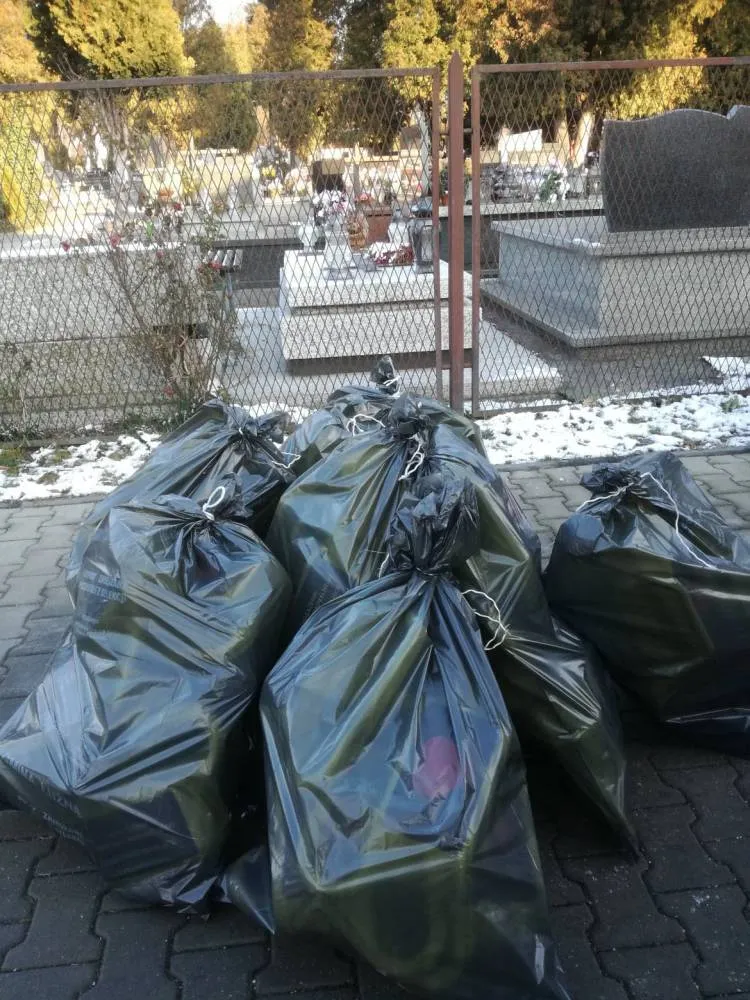 Z sądeckiego Cmentarza Komunalnego znikły zielone konewki Nowy Sącz