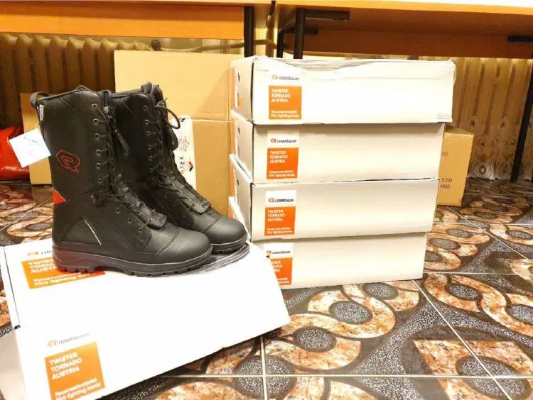 Druhowie z OSP Męcina otrzymali nowe mundury bojowe i sprzęt ratowniczy