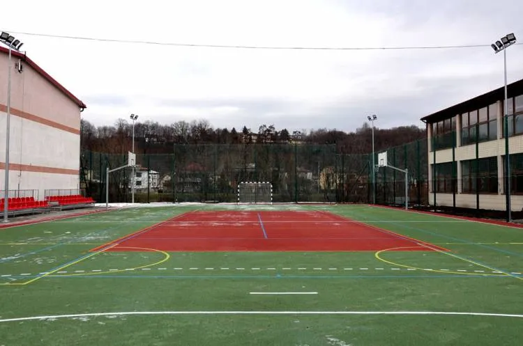 Przy Zespole Szkół Zawodowych w Grybowie w miesiąc wybudowali nowe boisko