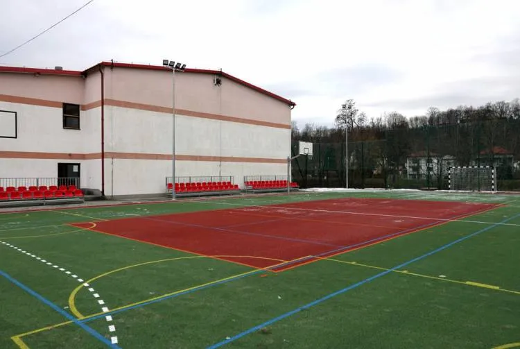 Przy Zespole Szkół Zawodowych w Grybowie pojawiło się nowe boisko. Jego budowa trwała miesiąc