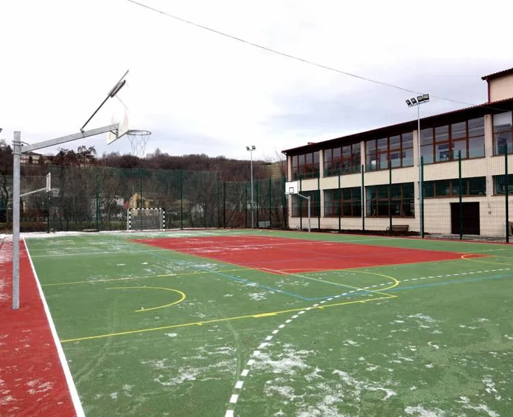 Przy Zespole Szkół Zawodowych w Grybowie pojawiło się nowe boisko. Jego budowa trwała miesiąc