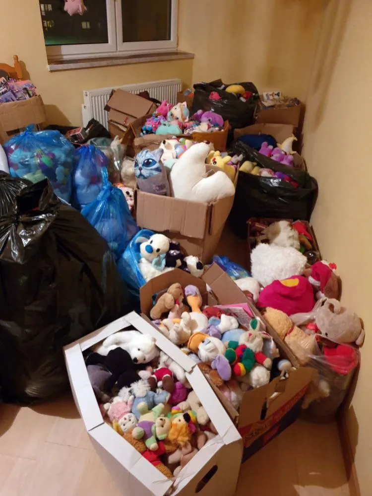 Uczniowie ze Szkolnego Koła Caritas przy ZSP w Krynicy-Zdroju zebrali 1400 misiów - przekażą je dzieciom