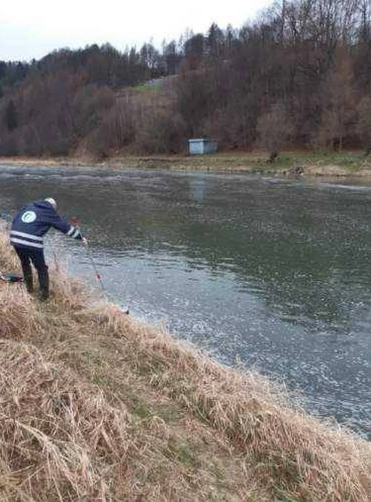 Muszyna: Dziwna substancja na powierzchni rzeki Poprad