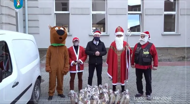 Prezydent wcielił się w rolę pomocnika Motomikołajów