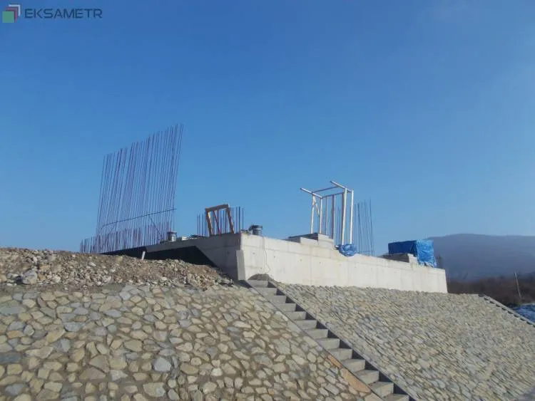 Na budowie mostu w Kurowie trwają prace przy zbrojeniu i betonowaniu 18 i 19 segmentu przeprawy