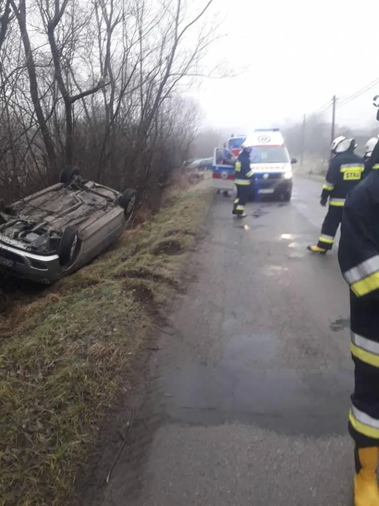 Wypadek na drodze powiatowej w Śnietnicy. Osobówka wypadła z drogi i dachowała