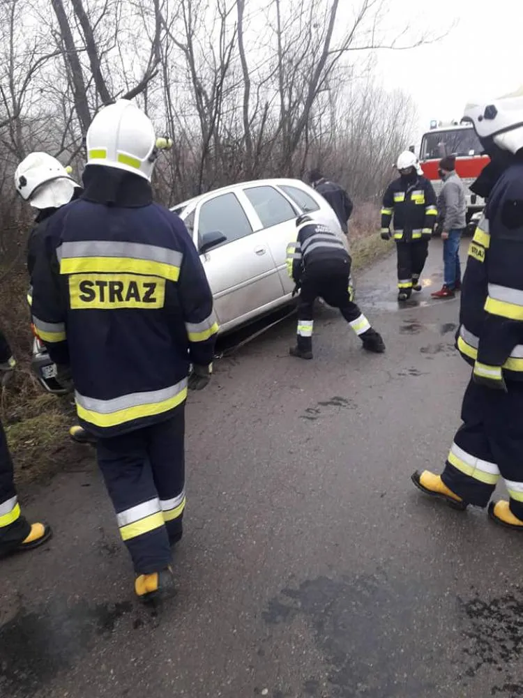 Wypadek na drodze powiatowej w Śnietnicy. Osobówka wypadła z drogi i dachowała