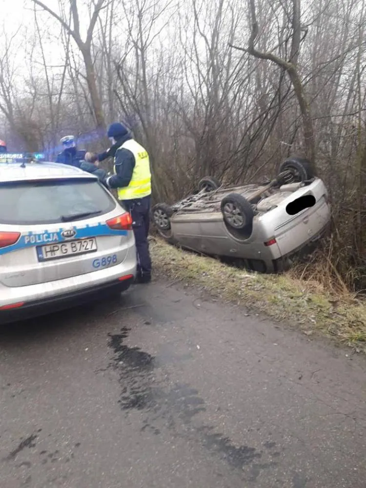 Wypadek na drodze powiatowej w Śnietnicy. Osobówka wypadła z drogi i dachowała