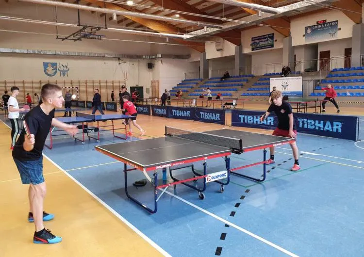 W sali sportowej w Łącku odbył się VIII Powiatowy Turniej Tenisa Stołowego dla młodzieżowych drużyn pożarniczych z Powiatu Nowosądeckiego