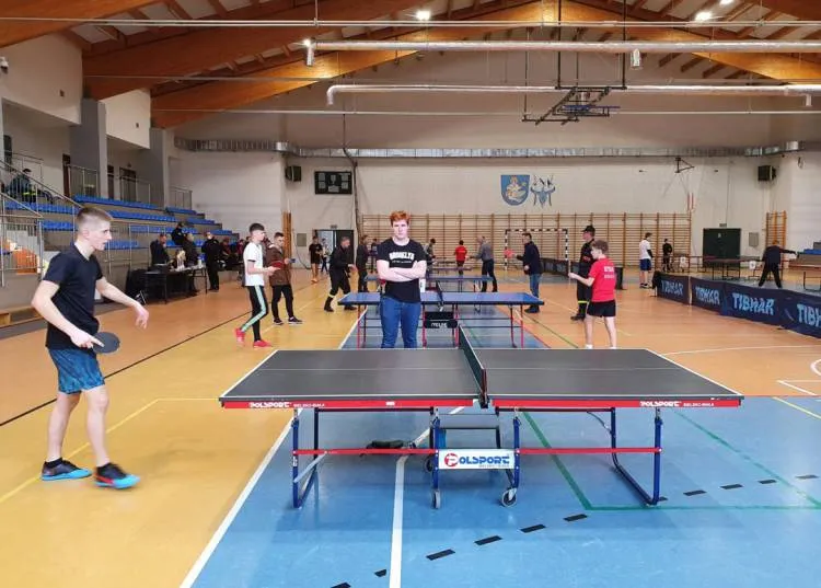 W sali sportowej w Łącku odbył się VIII Powiatowy Turniej Tenisa Stołowego dla młodzieżowych drużyn pożarniczych z Powiatu Nowosądeckiego