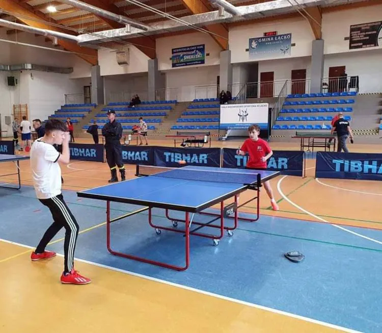 W sali sportowej w Łącku odbył się VIII Powiatowy Turniej Tenisa Stołowego dla młodzieżowych drużyn pożarniczych z Powiatu Nowosądeckiego