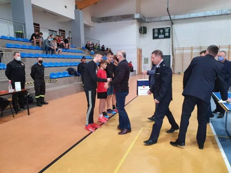W sali sportowej w Łącku odbył się VIII Powiatowy Turniej Tenisa Stołowego dla młodzieżowych drużyn pożarniczych z Powiatu Nowosądeckiego