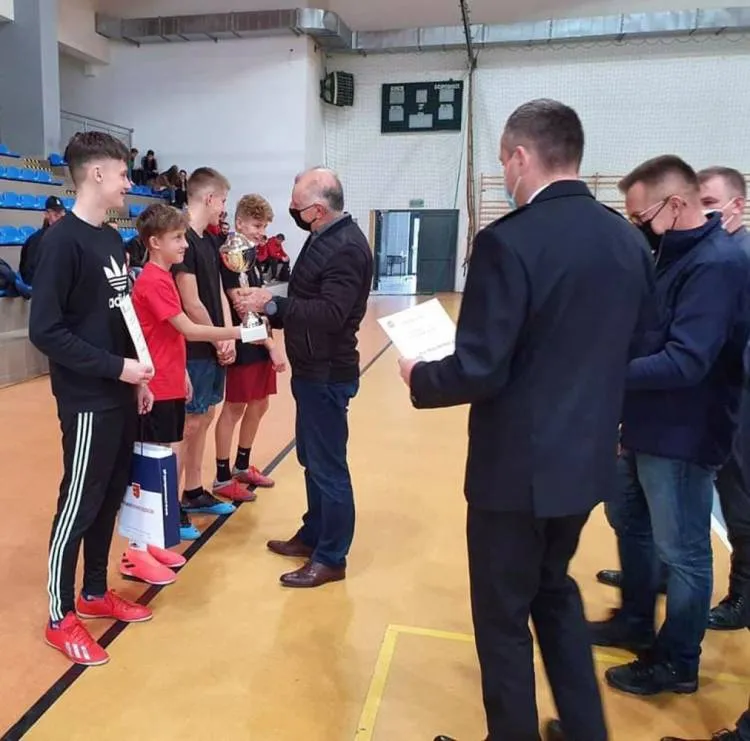 W sali sportowej w Łącku odbył się VIII Powiatowy Turniej Tenisa Stołowego dla młodzieżowych drużyn pożarniczych z Powiatu Nowosądeckiego