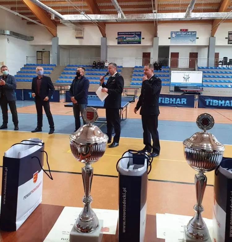 W sali sportowej w Łącku odbył się VIII Powiatowy Turniej Tenisa Stołowego dla młodzieżowych drużyn pożarniczych z Powiatu Nowosądeckiego