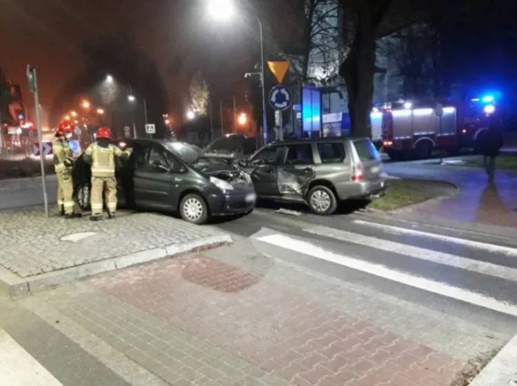 Na rondzie w Krynicy-Zdroju zderzyły się dwa samochody osobowe