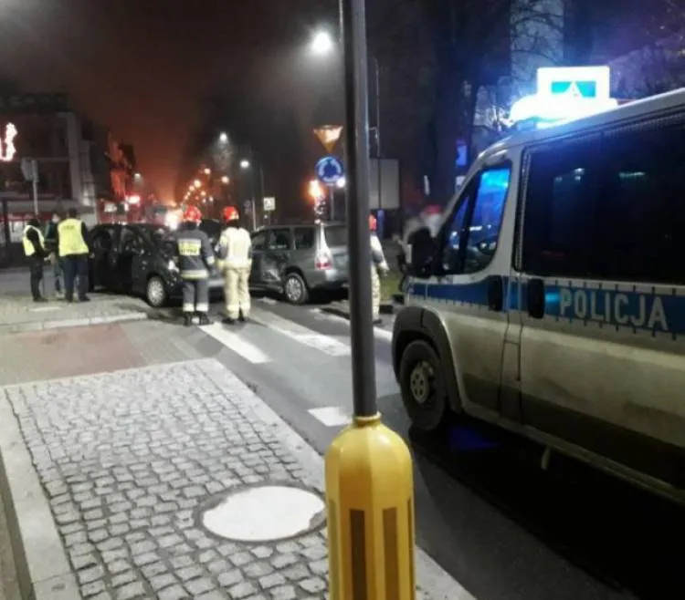 Na rondzie w Krynicy-Zdroju zderzyły się dwa samochody osobowe