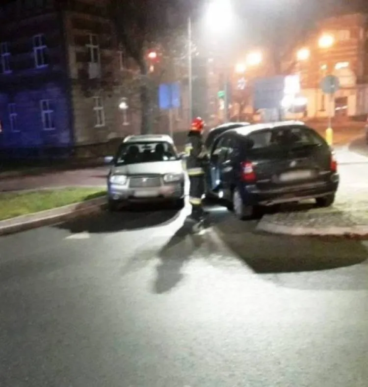 Na rondzie w Krynicy-Zdroju zderzyły się dwa samochody osobowe