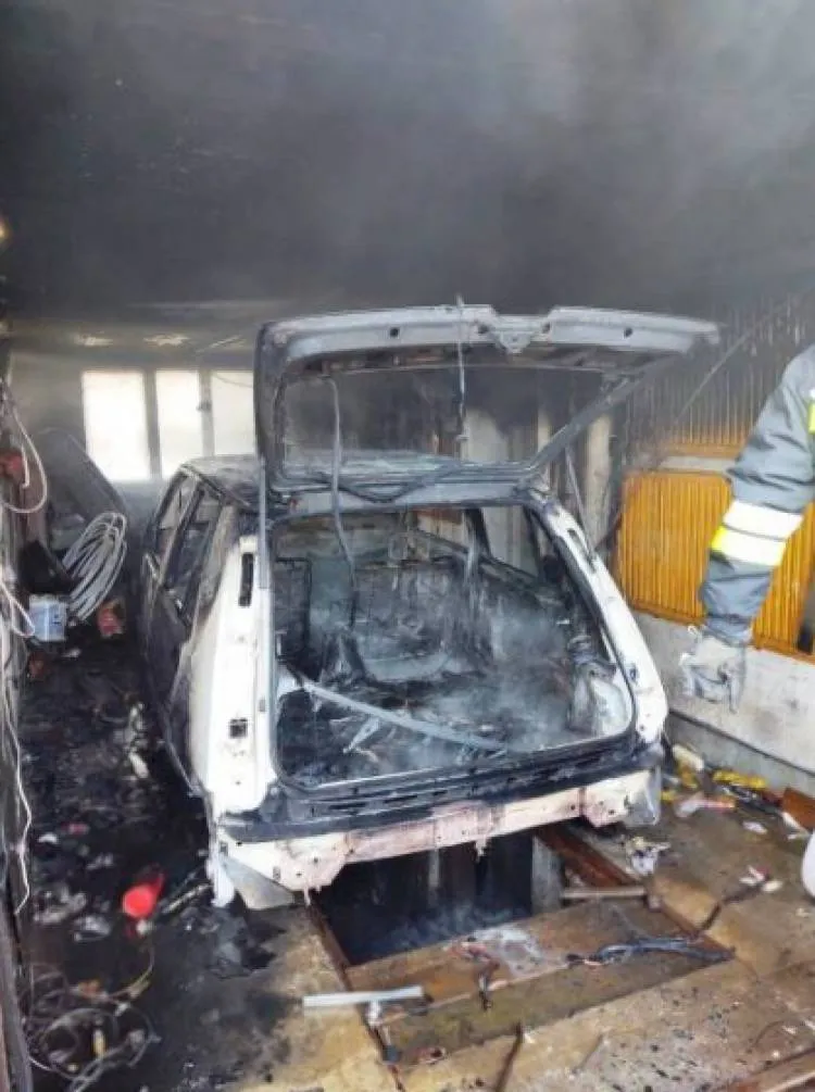Nowy Sącz, ul. Księżycowa: W garażu przy budynku mieszkalnym palił się samochód osobowy